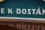 Prvorepubliková reklamní cedule na pastilky a bonbóny