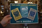 Prvorepubliková reklamní cedule na pastilky a bonbóny