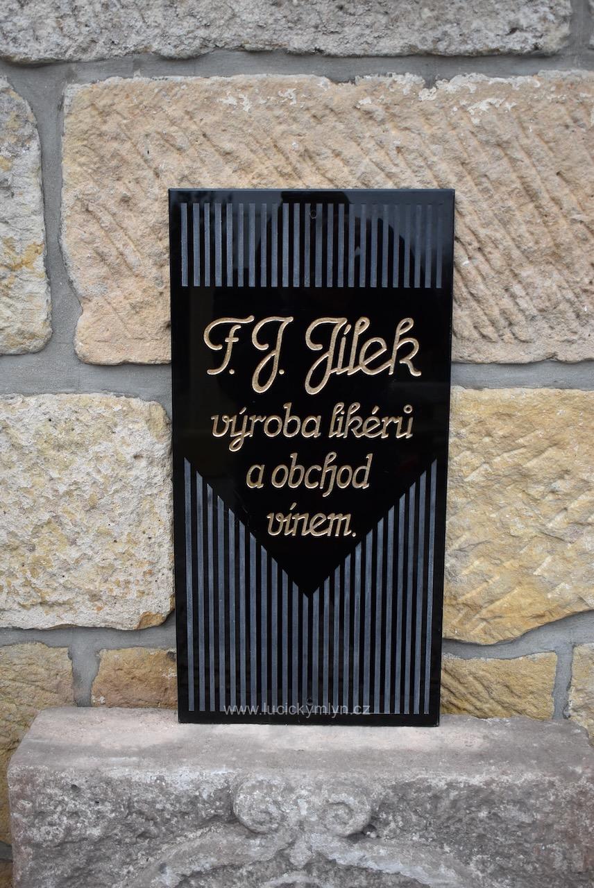 Starožitná reklamní cedule F.J. Jílek výroba likérů a obchod s vínem Starožitná reklamní cedule F.J. Jílek výroba likérů a obchod s vínem