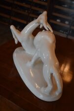 Starožitná plastika - lev zdolávající antilopu Dobiáš