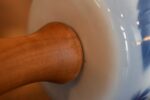 Hezký starožitný porcelánový váleček značený Krautzberger Teplitz