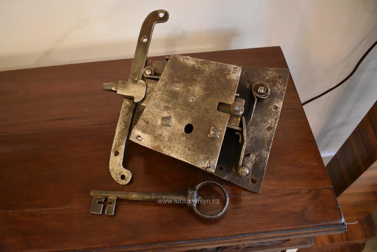 Středně velký gotický dveřní zámek mezi lety 1400-1550 Středně velký gotický dveřní zámek mezi lety 1400-1550