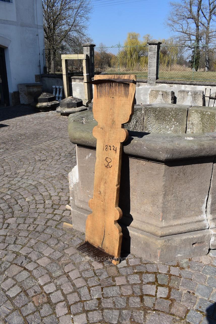 Unikátní starožitný dvouhlavý drhlen s vypálenou datací 1824 Unikátní starožitný dvouhlavý drhlen s vypálenou datací 1824