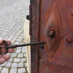Těžké a pevné ocelové kované dveře s původním a funkčním zámkem