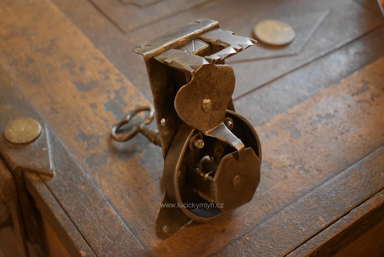 Vzácný a plně funkční starožitný gotický truhlový zámek Vzácný a plně funkční starožitný gotický truhlový zámek