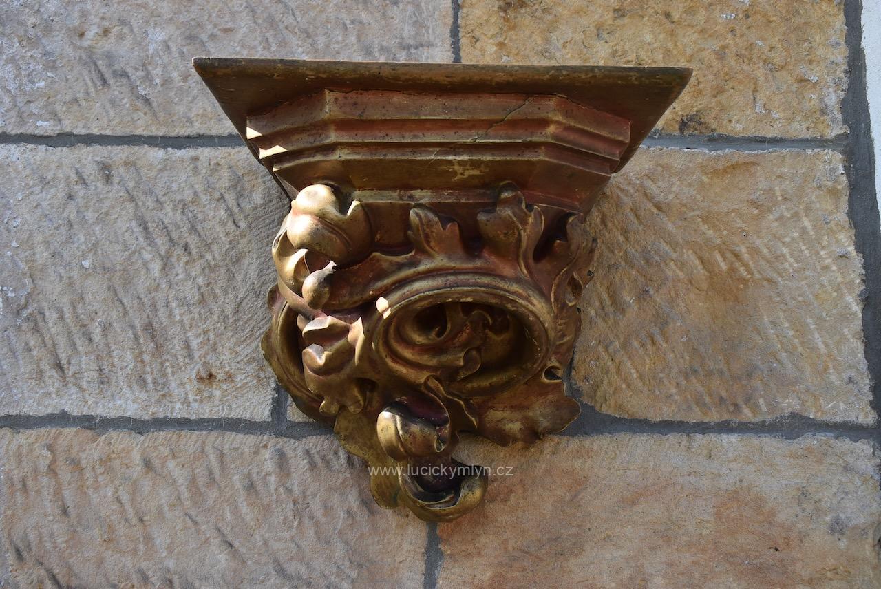 Starožitná, závěsná, hluboce řezaná konzole v historizujícím stylu Starožitná, závěsná, hluboce řezaná konzole v historizujícím stylu