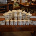 Starožitné kuchyňské dózy z bílého porcelánu kořenky