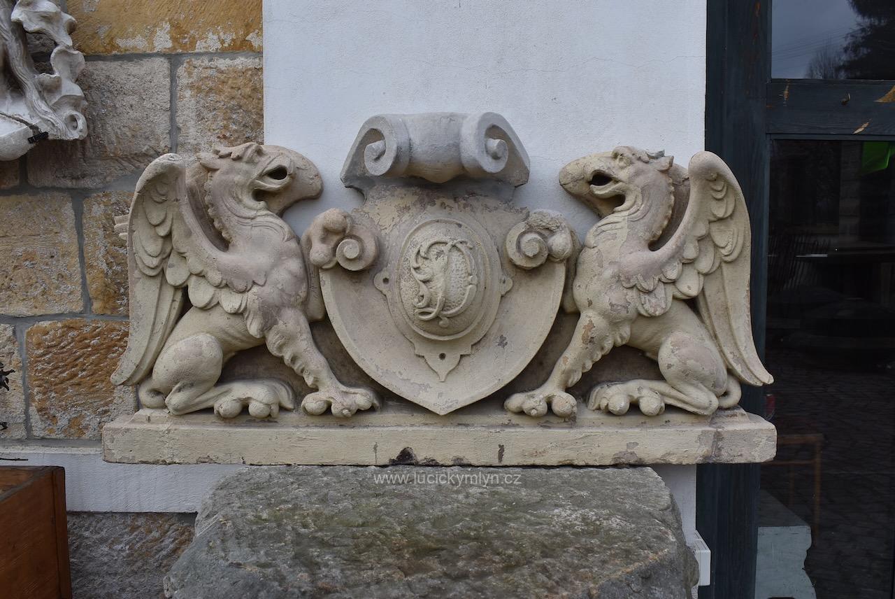 Veliká starožitná fasádní ozdoba se stylizovaným erbem Veliká starožitná fasádní ozdoba se stylizovaným erbem