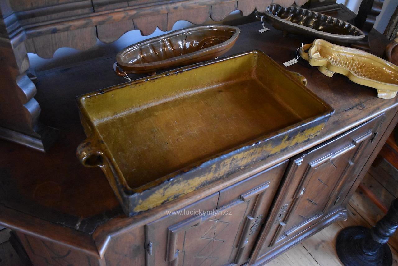 Dnes už vzácný a zcela ojedinělý velký starožitný keramický pekáč Dnes už vzácný a zcela ojedinělý velký starožitný keramický pekáč