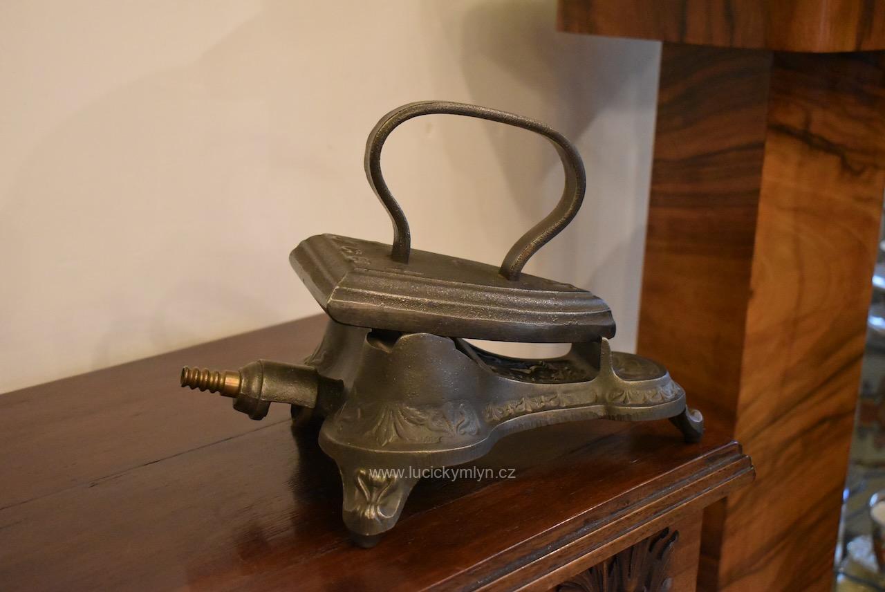 Dnes už vzácný starožitný litinový nahřívací plynový stojan Dnes už vzácný starožitný litinový nahřívací plynový stojan