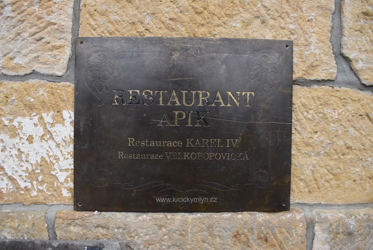 Středně větší historická mosazná cedule Restaurant APIK Středně větší historická mosazná cedule Restaurant APIK