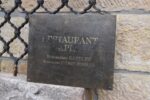 Středně větší historická mosazná cedule Restaurant APIK