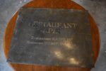Středně větší historická mosazná cedule Restaurant APIK