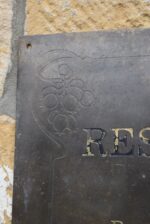 Středně větší historická mosazná cedule Restaurant APIK