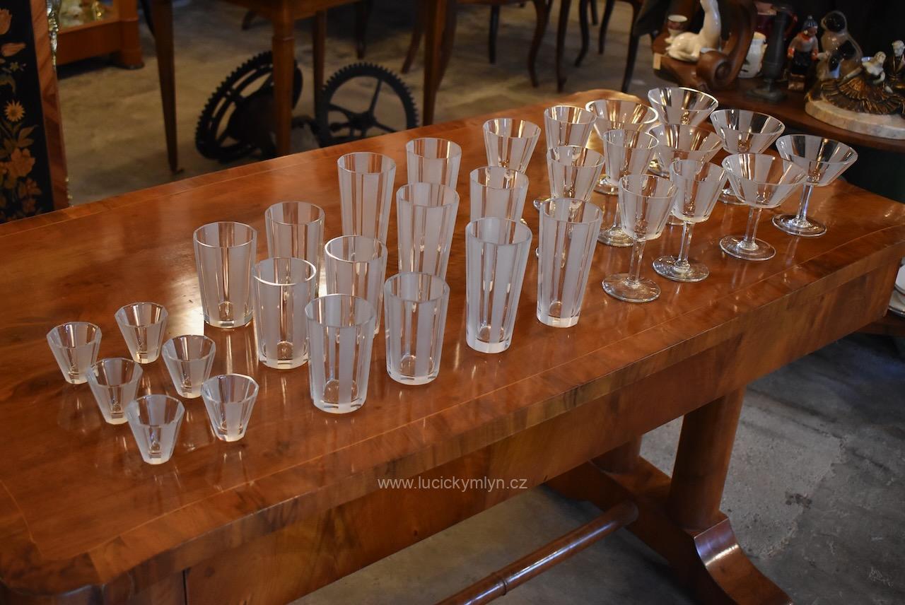 Kompletní šestidílná vzácně ucelená sada s 5 druhy luxusních starožitných skleniček Kompletní šestidílná vzácně ucelená sada s 5 druhy luxusních starožitných skleniček