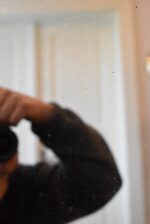 Velké starožitné zrcadlo s širokou broušenou fazetou v bohatě řezaném rámu