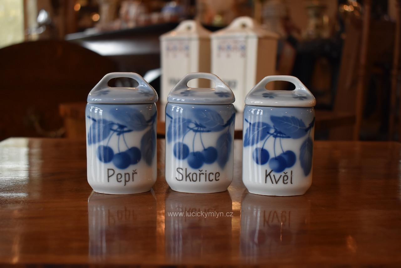 Menší starožitné porcelánové kořenky - dózy Menší starožitné porcelánové kořenky - dózy
