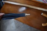 Na první pohled kvalitnější a také masivnější i elegantní pánská vycházková hůl