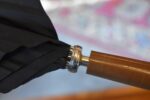 Na první pohled kvalitnější a také masivnější i elegantní pánská vycházková hůl