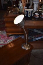 Funkcionalistická stolní lampa s geniálně ohebným ramenem