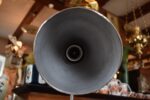 Funkcionalistická stolní lampa s geniálně ohebným ramenem