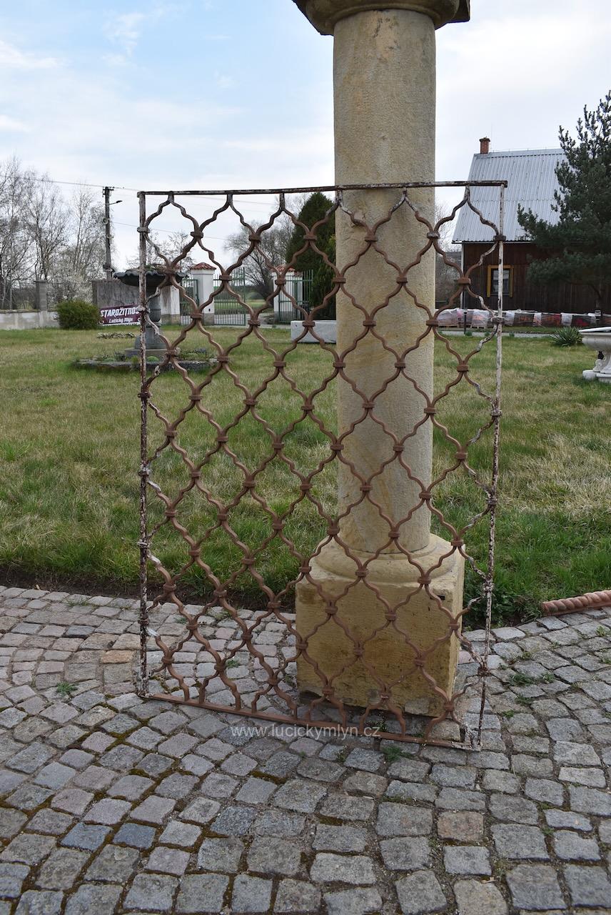 Větší starožitná ozdobně ztvárněná a pevně rámovaná okenní mříž Větší starožitná ozdobně ztvárněná a pevně rámovaná okenní mříž