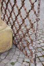 Větší starožitná ozdobně ztvárněná a pevně rámovaná okenní mříž