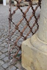 Větší starožitná ozdobně ztvárněná a pevně rámovaná okenní mříž