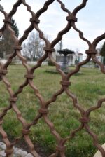 Větší starožitná ozdobně ztvárněná a pevně rámovaná okenní mříž