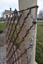 Větší starožitná ozdobně ztvárněná a pevně rámovaná okenní mříž