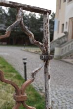 Větší starožitná ozdobně ztvárněná a pevně rámovaná okenní mříž