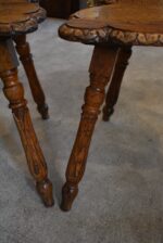 Pár starožitných židlí z bohatšího měšťanského prostředí