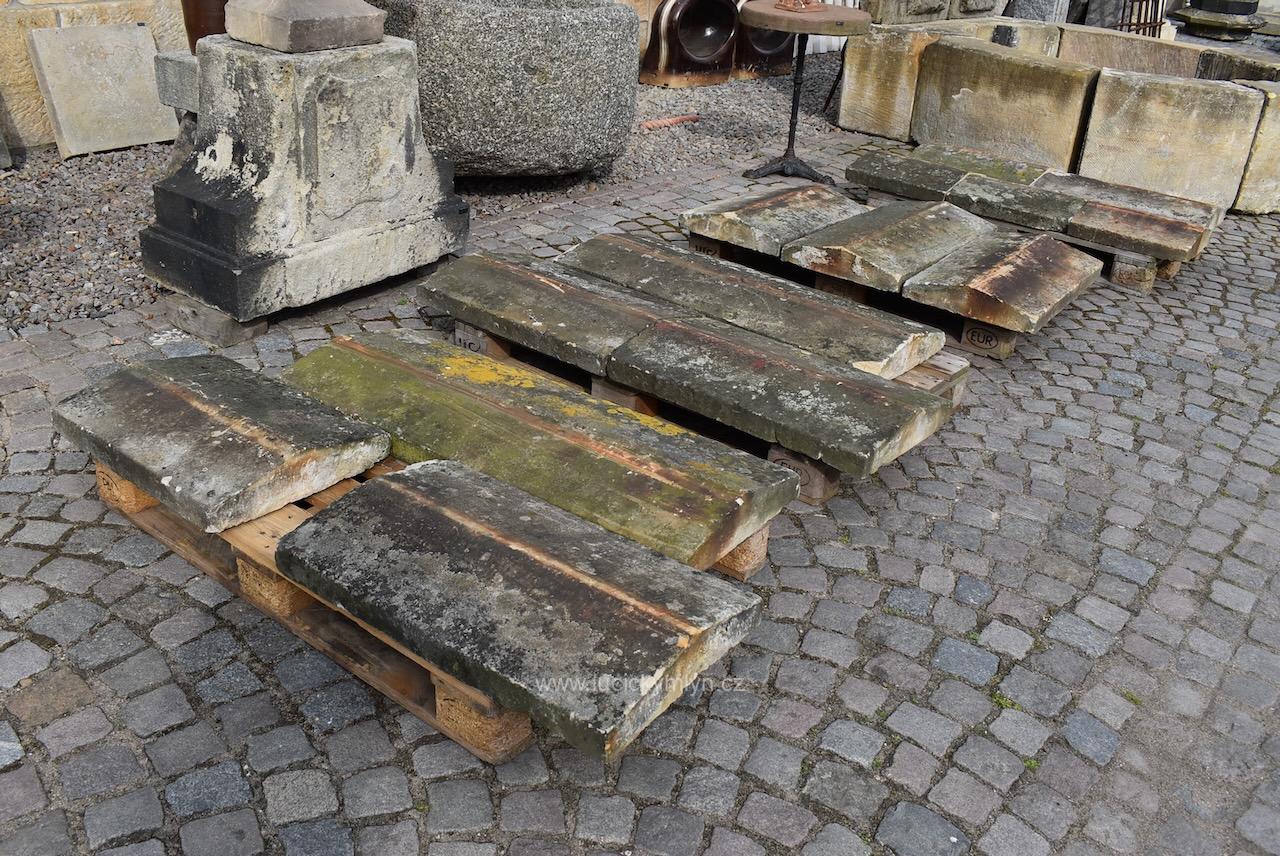 Široké historické stříšky z masivního pískovce Široké historické stříšky z masivního pískovce