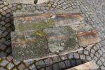 Široké historické stříšky z masivního pískovce