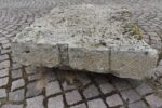 Starožitná pískovcová deska – spodní základ z barokní architektury s ručním opracováním