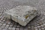 Starožitná pískovcová deska – spodní základ z barokní architektury s ručním opracováním