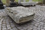 Starožitná pískovcová deska – spodní základ z barokní architektury s ručním opracováním