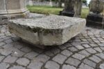 Starožitná pískovcová deska – spodní základ z barokní architektury s ručním opracováním