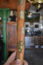 Starožitná turistická hůl zdobená mosaznými i stříbrně pokovenými sběratelskými štítky