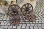 Čtveřice starožitných litinových kol s originálními zajišťovacími maticemi
