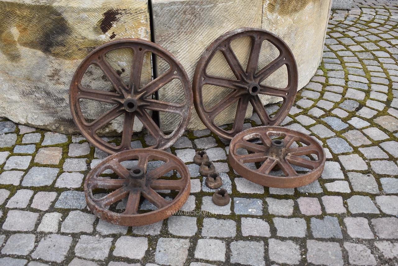 Čtveřice starožitných litinových kol s originálními zajišťovacími maticemi Čtveřice starožitných litinových kol s originálními zajišťovacími maticemi