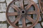 Čtveřice starožitných litinových kol s originálními zajišťovacími maticemi