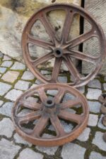 Čtveřice starožitných litinových kol s originálními zajišťovacími maticemi