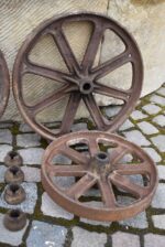 Čtveřice starožitných litinových kol s originálními zajišťovacími maticemi
