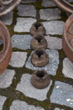 Čtveřice starožitných litinových kol s originálními zajišťovacími maticemi