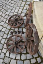 Čtveřice starožitných litinových kol s originálními zajišťovacími maticemi