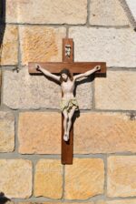 Středně větší a kvalitnější starožitná dřevořezba - Ježíš Kristus