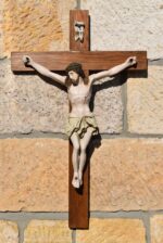 Středně větší a kvalitnější starožitná dřevořezba - Ježíš Kristus