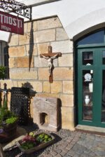 Středně větší a kvalitnější starožitná dřevořezba - Ježíš Kristus