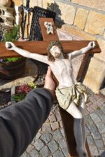 Středně větší a kvalitnější starožitná dřevořezba - Ježíš Kristus